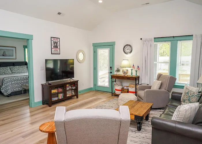 1 Mi To Dtwn Manteo: Dog-Friendly Home W/ Deck