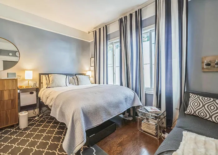 Book Your Autumn Holiday-2 En Suite Baths-Walk To Everything-Guest Favorite-Book Now-Central-Steps To Dining