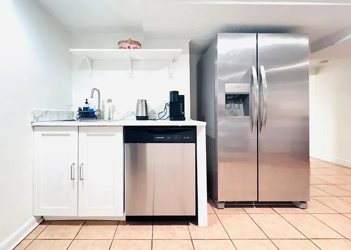 Entire 4 Bedroom Familyfriendly Basement Apartment, Metrowalk