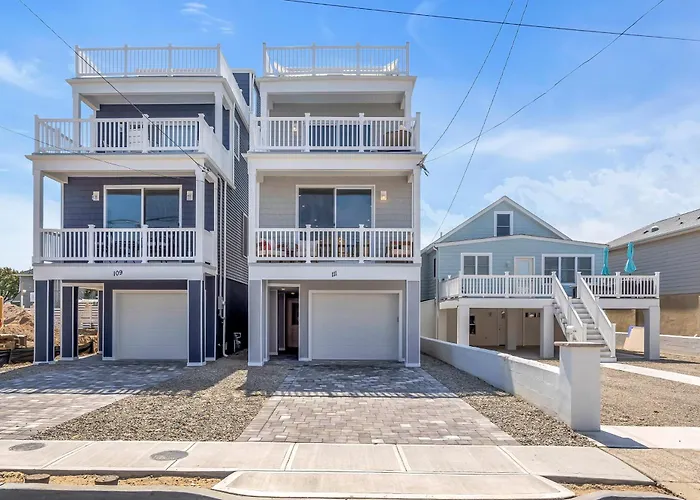1 Block To Beach, Park 3 Cars, Game Room And Balcony