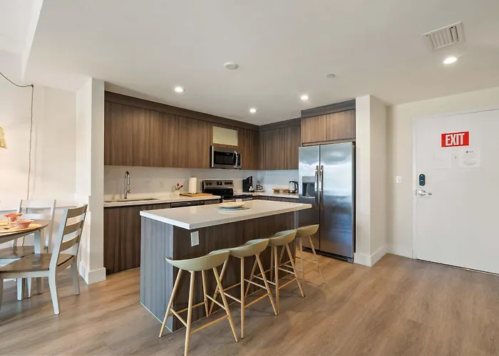 New Modern Condo Free Parking & High Speed Wifi