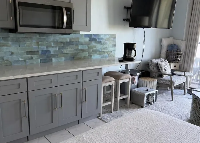 Cozy Bayfront Condo