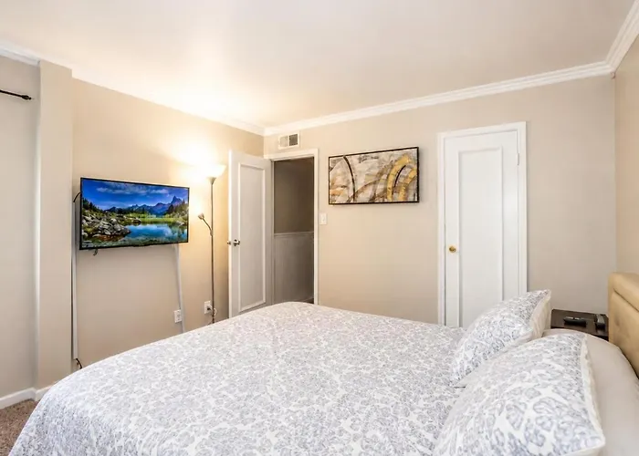 Relaxing Condo With Parking - Minutes To Old Town!