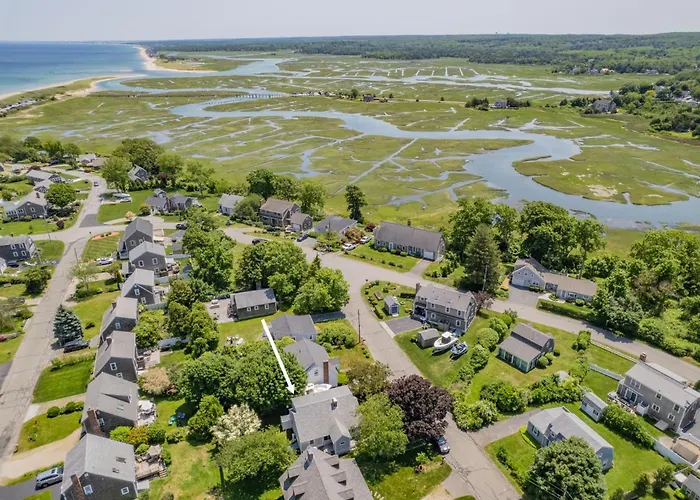 Cozy Town Neck Cape Escape - Pet Friendly