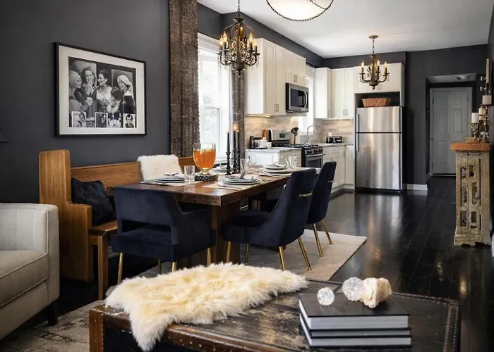 Spacious 7-Bedroom Home In Evanston