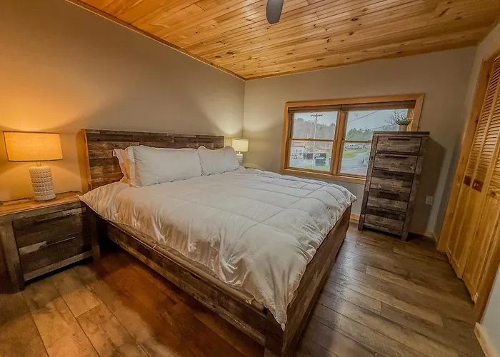 Lakeside Loft- Waterfront