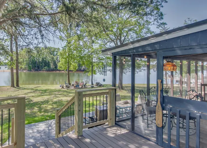 Lake Wateree Retreat: Dock & Screened Porch!