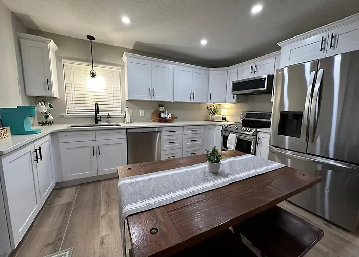 The Country Club Cottage New! Space Coast Entire Home! Plenty Of Parking!