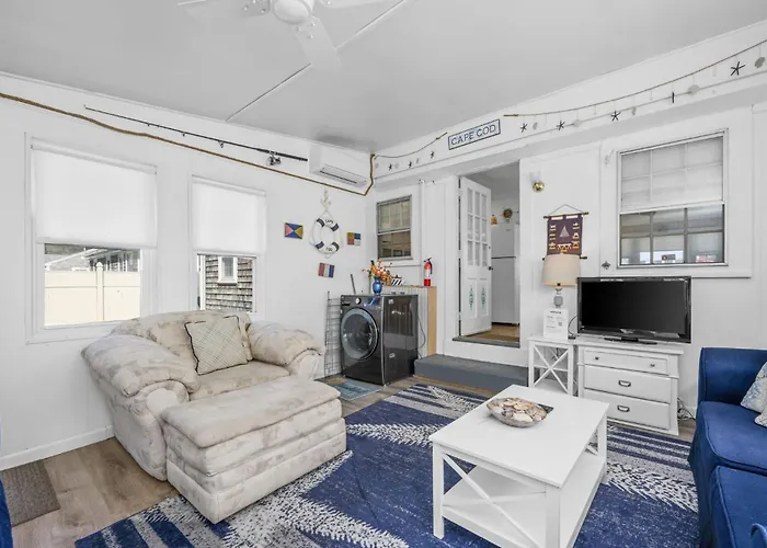 Sunny Cape Cod Cottage Near Lewis Bay
