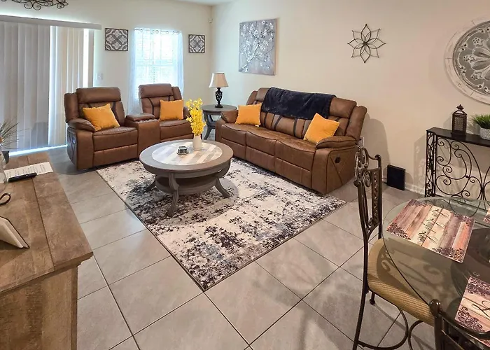 4 Mi To Everbank Stadium! Stylish Suburban Retreat