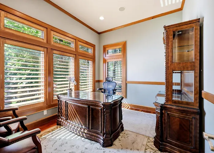Luxury Family Estate Near Pdx, Theater, Sauna & Game Room