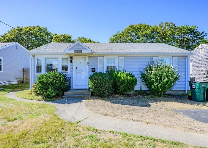 Sunny Cape Cod Cottage Near Lewis Bay