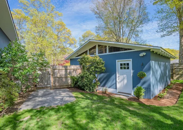 Relax At This Dog-Friendly Sandwich Retreat