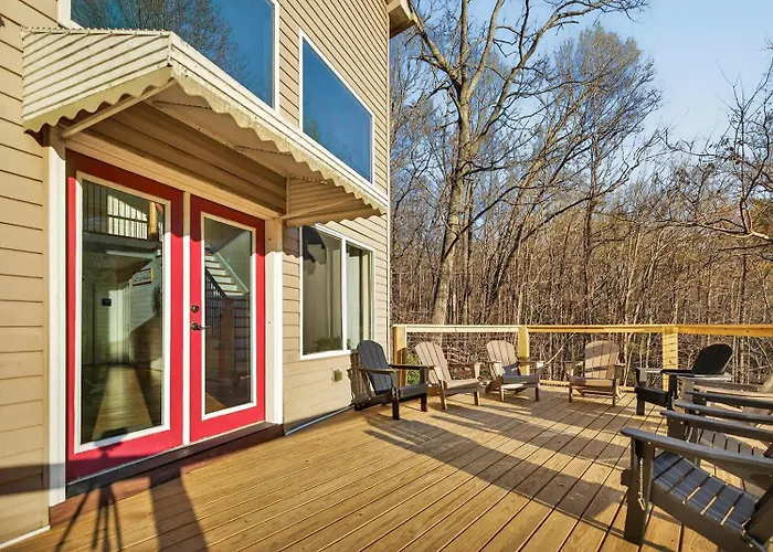 Lakeshore Retreat With Lake Lanier Views & Hot Tub
