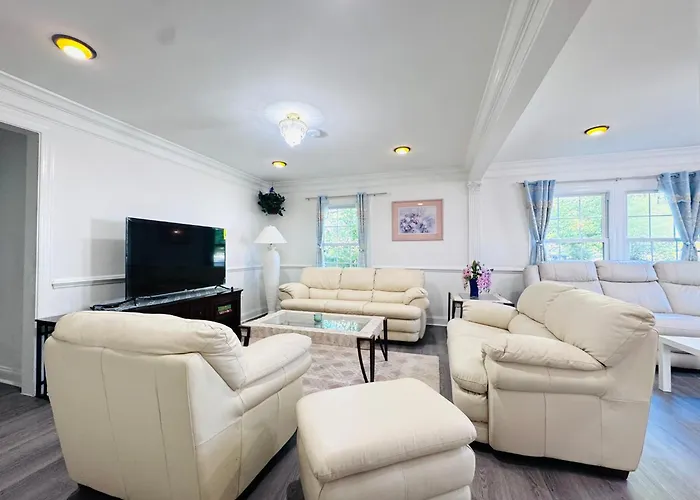 Entire Family-Friendly 4 Bedroom Cozy Unit , Metro Walk