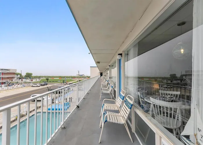 Top-Floor Condo W/ Pool & Balcony