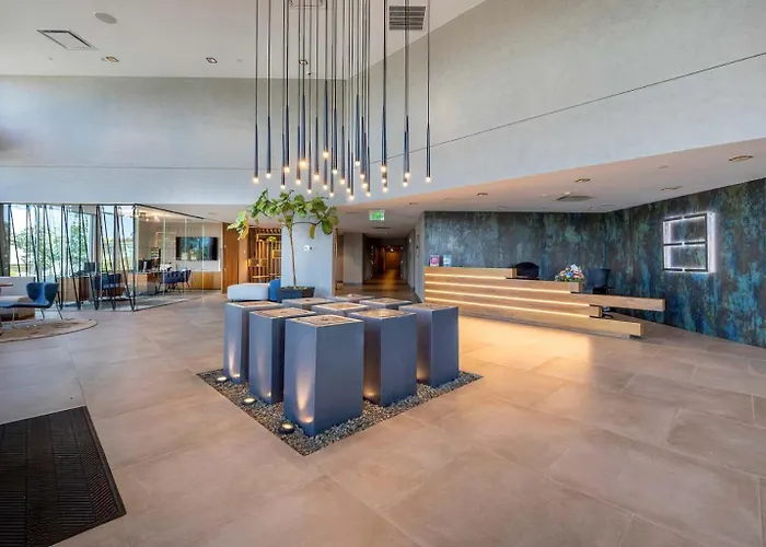 Spacious Harbor Apt With Balcony