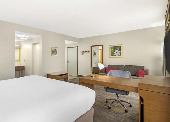 Hampton Inn & Suites Augusta West