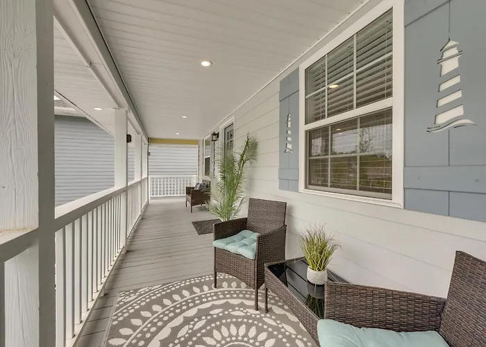 Sun, Sand & Smiles! Ocean Isle Apt W/ Balcony