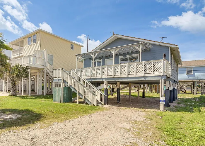 Walk To Gulf: Surfside Beach Home W/ Deck