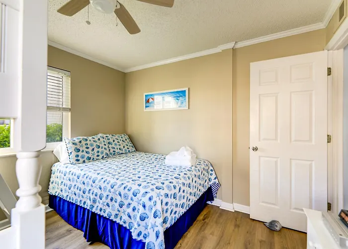 Emerald Isle Resort-Style Condo: Walk To Beaches!