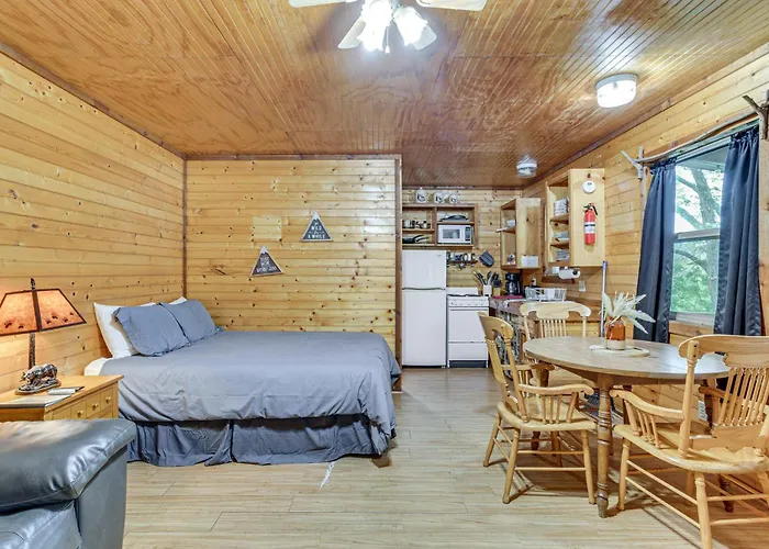 'Cedar Falls Cabin 5': 1/2 Mile To Turner Falls
