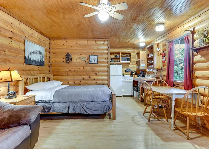 Cedar Falls Cabin: Nestled By Honey Creek