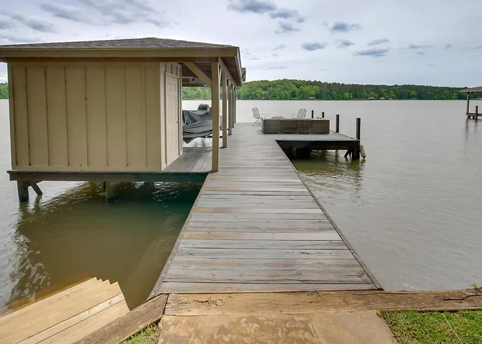 Pet-Friendly Lake Sinclair Home W/ Boat Dock!