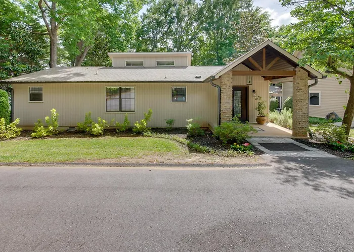 Pet-Friendly Lake Sinclair Home W/ Boat Dock!