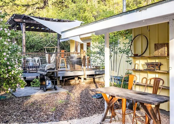 Cloverdale Creekside Retreat