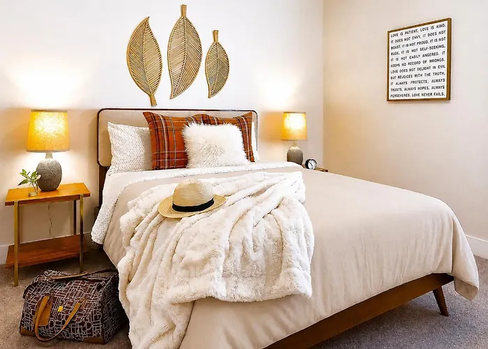 Top Rated - Spotless - Quiet - Prime Location By The Village