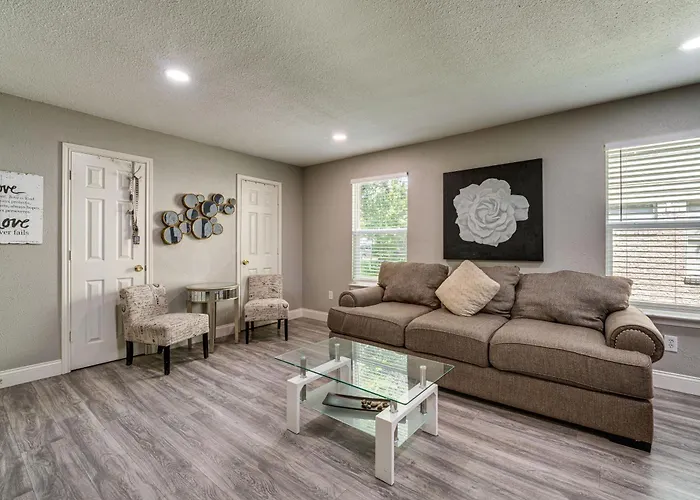 Pet-Friendly Home Near Dallas W/ Private Backyard