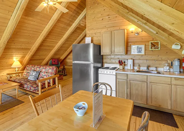 Waterfront 'Up Badger Lodge Bnb' On Powell Lake
