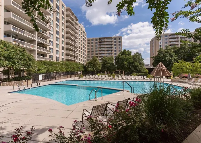 Fantastic 2 Bedroom Apt + Den @Crystal City With Gym