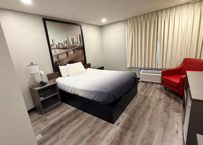 Super 8 By Wyndham Macomb