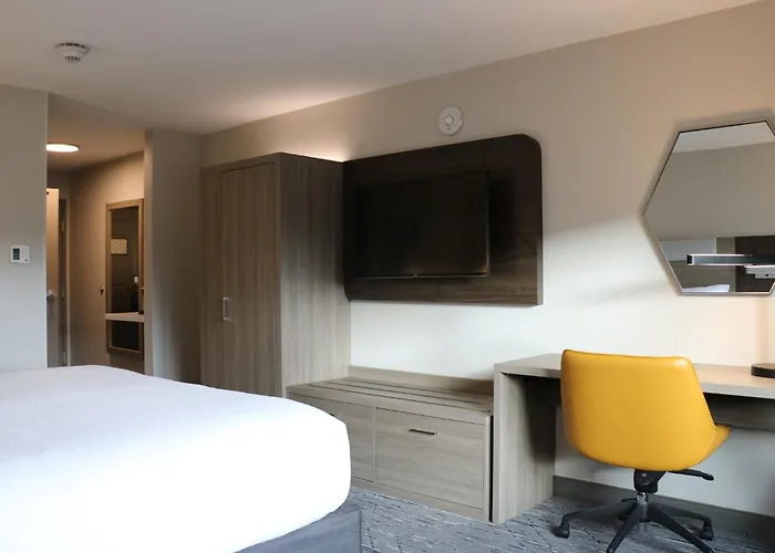 Holiday Inn Express & Suites Marquette By Ihg