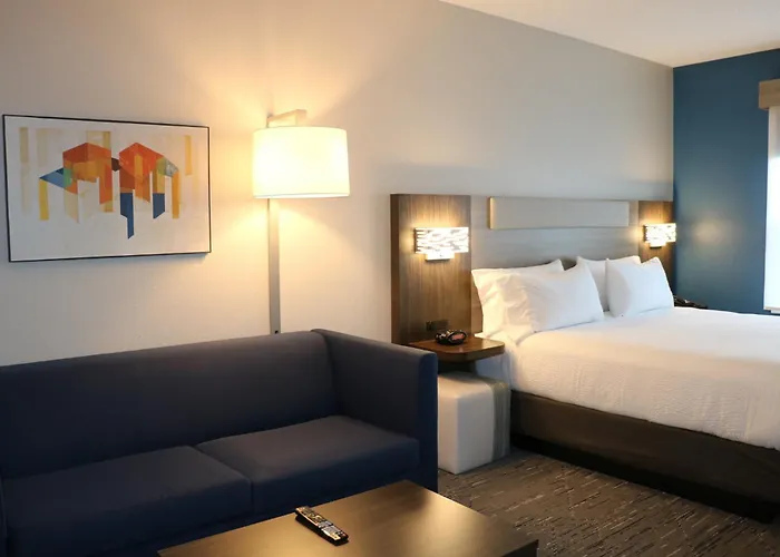 Holiday Inn Express & Suites Marquette By Ihg