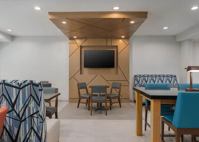 Holiday Inn Express & Suites Alexandria By Ihg