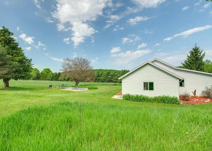 3 Mi To Lake Michigan: 'The Country Cottage'