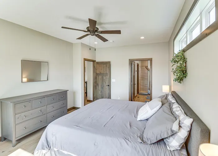 Spacious 6Br Lake Victoria Retreat W/ Private Dock