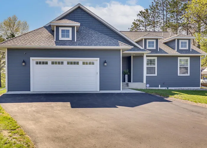 Spacious 6Br Lake Victoria Retreat W/ Private Dock