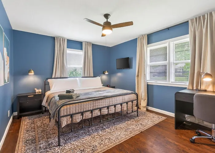 Chic Home With Huge Grassy Yard 7 Mins To Arrowhead Stadium