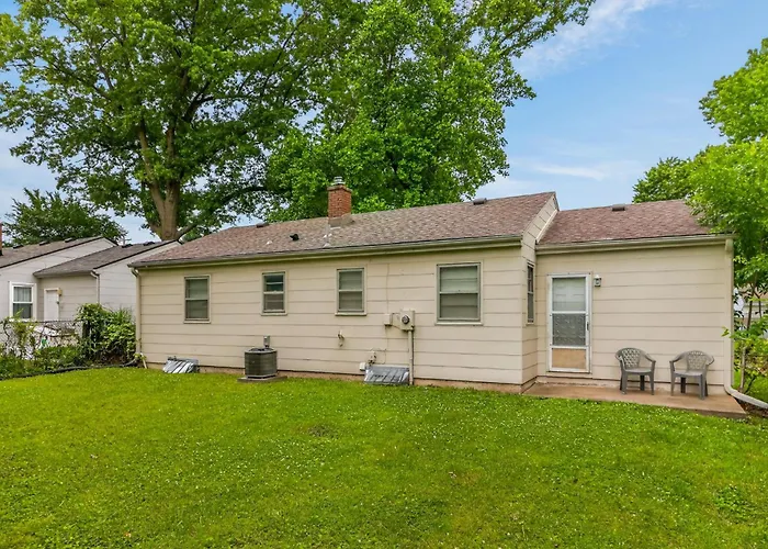 Chic Home With Huge Grassy Yard 7 Mins To Arrowhead Stadium