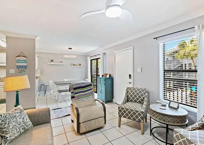 2-Bedroom Condo On Gulf Shores Beach W/Pool