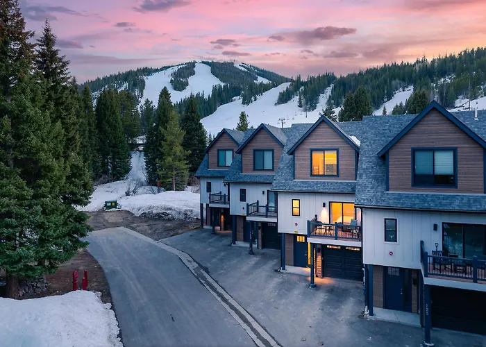Slopeside Luxury Villa: Hot Tub & Mountain Views