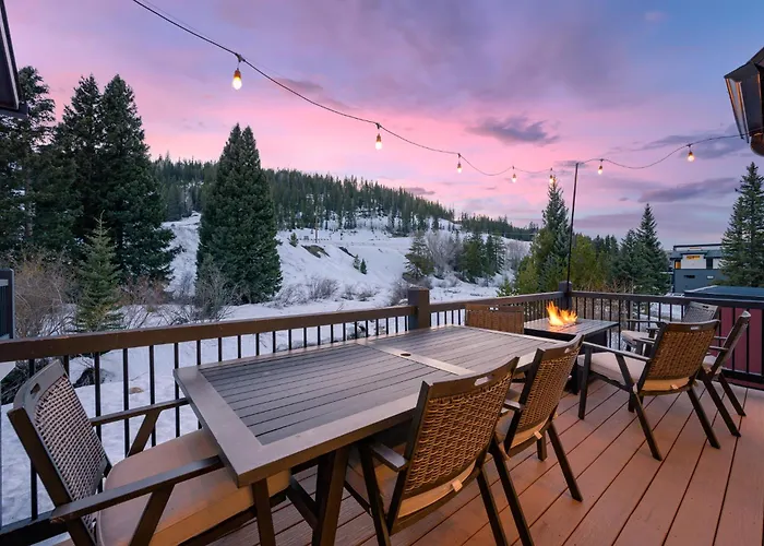 Slopeside Luxury Villa: Hot Tub & Mountain Views