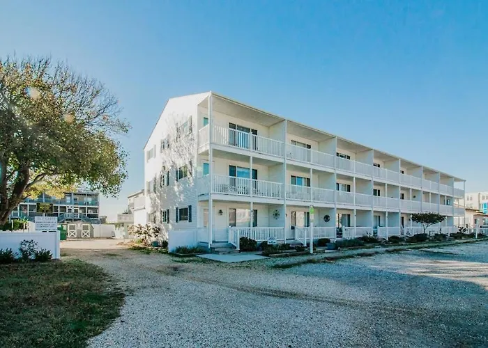 Dewey Villas --- 24 Dickinson Ave, Unit #8B
