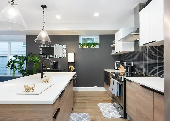 Stunning 3Bd 3.5 Ba - 10 Min To Downtown! Garage!