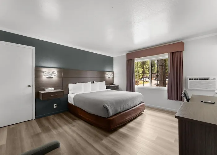 Econo Lodge Inn & Suites Heavenly Village Area