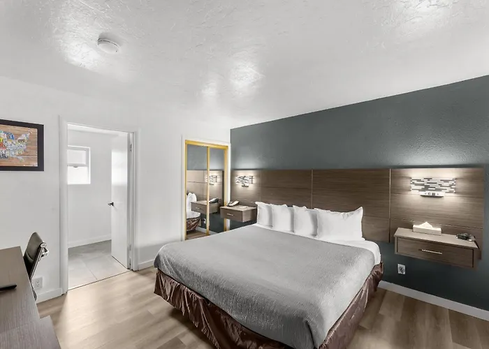 Econo Lodge Inn & Suites Heavenly Village Area